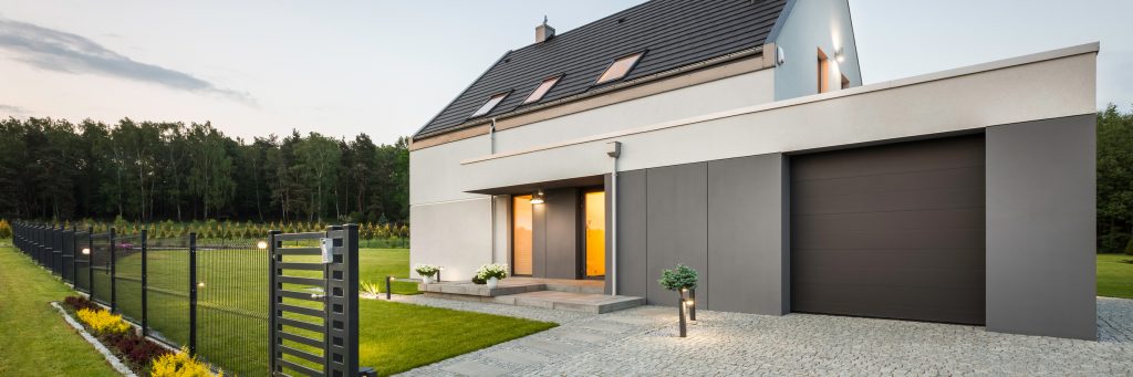 vue extérieure d'une maison de style avec garage et jardin