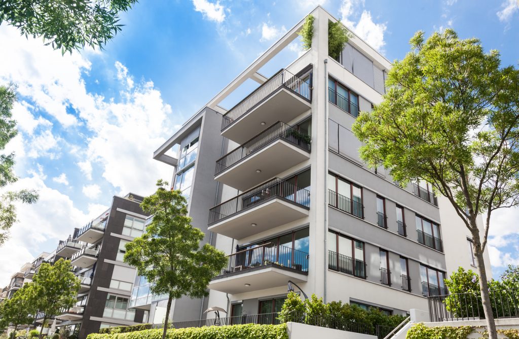 des immeubles dans une rue
